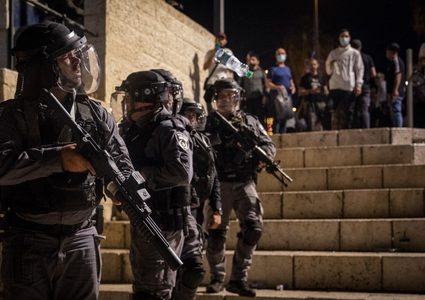 الاحتلال يعتقل مقدسيا ويمدد اعتقال 6 آخرين