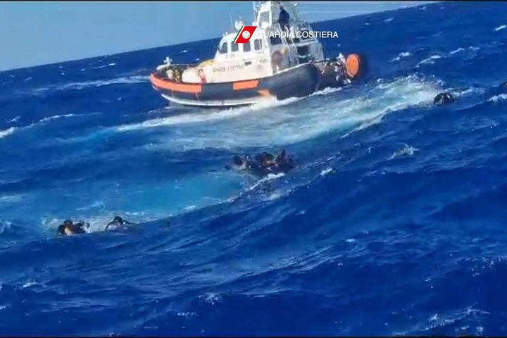 فقدان 30 شخصا في البحر إثر انقلاب قاربى مهاجرين قبالة السواحل الإيطالية