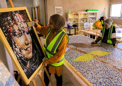 فن الفسيفساء يلهم فنانين مراهقين بغزة لمحاكاة التراث الفلسطيني