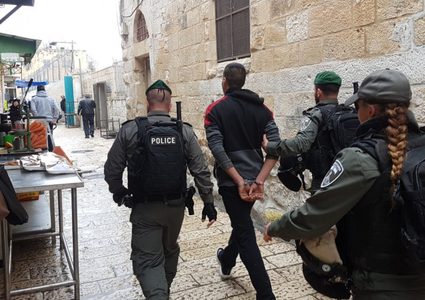 الاحتلال يعتقل شاباً شمال القدس
