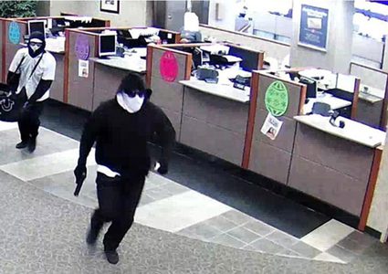 سطو مسلح وسرقة مبلغ مالي من بنك برام الله