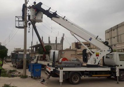 الاحتلال يستولي على رافعة ويوقف العمل في شبكة للكهرباء جنوب الخليل