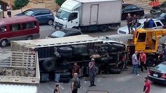 مقتل شخصين وحالة من التوتر إثر انقلاب شاحنة في بلدة لبنانية