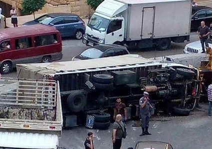 مقتل شخصين وحالة من التوتر إثر انقلاب شاحنة في بلدة لبنانية