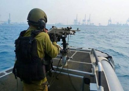 الزوارق الإسرائيلية تستهدف مراكبي الصيادين شمال القطاع