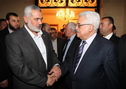 الرئيس عباس يتقلى اتصالا من هنية