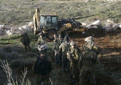 قوات الاحتلال تجرف أراضي في قرية كيسان شرق بيت لحم