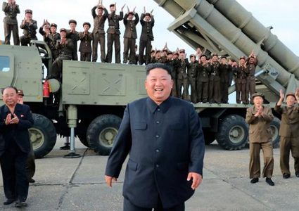 كوريا الشمالية تهزأ بالجنرالات وتستعرض الأسلحة استعدادًا للحرب