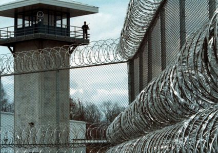 قوات الاحتلال تحتجز أسيراً فلسطينياً لحظة الإفراج عنه