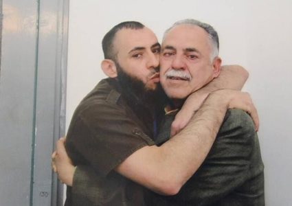 الاحتلال يواصل فرض عقوباته بحق الأسير إياد جرادات المعزول منذ عامين