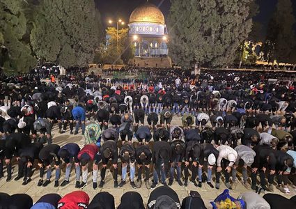 آلاف المواطنين يؤدون صلاة الفجر في المسجدين الأقصى والابراهيمي