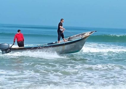 غزة : الشرطة البحرية تُنقذ 4 مواطنين فُقدت آثارهم في عرض البحر