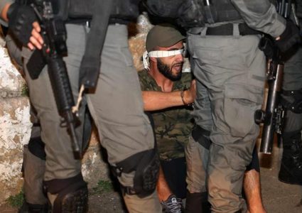 قوات الاحتلال تعتقل شابا من جنين و تحتجز 3 آخرين