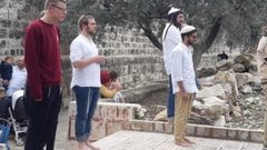 مستوطنون يقتحمون مدرسة شرق رام الله ويخربون محتوياتها