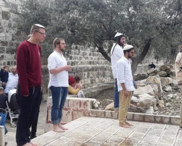مستوطنون يقتحمون مدرسة شرق رام الله ويخربون محتوياتها