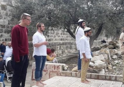 مستوطنون يقتحمون مدرسة شرق رام الله ويخربون محتوياتها