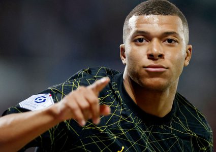 باريس سان جرمان يُعيد مبابي إلى الفريق الأول