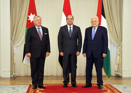 القمة الثلاثية: حل القضية الفلسطينية وتحقيق السلام خيار استراتيجي وضرورة إقليمية