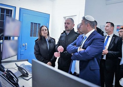 وسط حالة من التوتر: بن غفير يقوم بجولة استفزازية بسجن النقب