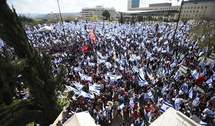 قادة الاحتجاج يستعدون للذروة المتوقعة الشهر المقبل