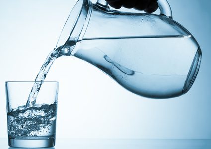 التسمم المائي.. ظاهرة نادرة تحدث نتيجة شرب كميات كبيرة من الماء بفترةٍ قصيرة