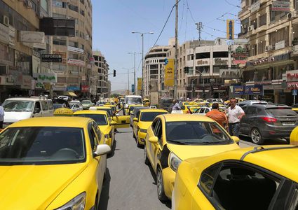 سائقو "السرفيس" للمنطقة الغربية في نابلس ينظمون وقفة احتجاجية ضد التعديات