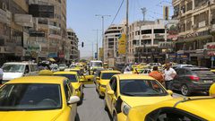 سائقو "السرفيس" للمنطقة الغربية في نابلس ينظمون وقفة احتجاجية ضد التعديات