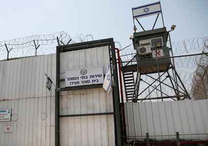 الأسرى الإداريون في سجن "عوفر" يواصلون خطواتهم النضالية