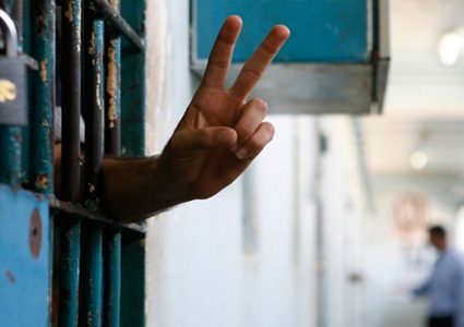 9 معتقلين إداريين يواصلون إضرابهم عن الطعام