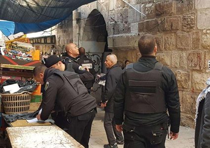 قوات الاحتلال تداهم محال تجارية في القدس القديمة