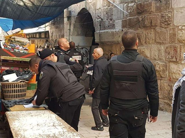 قوات الاحتلال تداهم محال تجارية في القدس القديمة