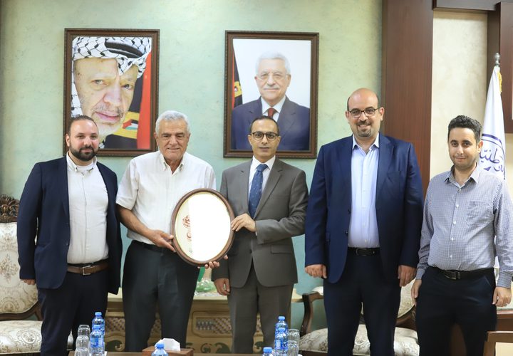 أحيت فرقة الحنونة الشعبية حفلا ثقافيا وطنيا في جامعة النجاح الوطنية على مسرح المرحوم حكمت المصري بحضور رئيس الجامعة أ.د عبد الناصر زيد و عدد من مساعديه وحشد كبير من الجمهور ،ويأتي هذا الحفل ضمن فعاليات حملة نورت النجاح إيذانا باستقبال الطلبة الجدد للفصل الدراسي 2023_2024.