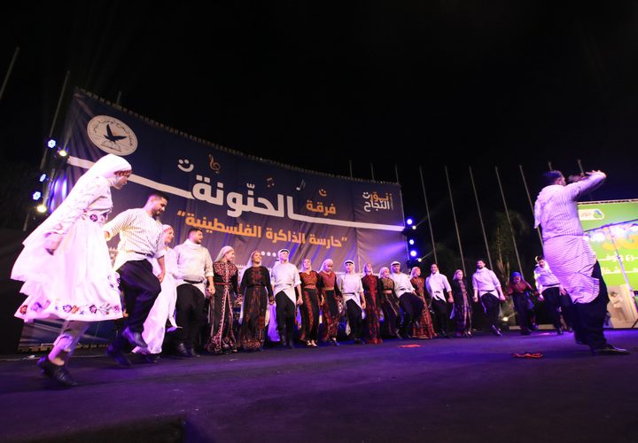 أحيت فرقة الحنونة الشعبية حفلا ثقافيا وطنيا في جامعة النجاح الوطنية على مسرح المرحوم حكمت المصري بحضور رئيس الجامعة أ.د عبد الناصر زيد و عدد من مساعديه وحشد كبير من الجمهور ،ويأتي هذا الحفل ضمن فعاليات حملة نورت النجاح إيذانا باستقبال الطلبة الجدد للفصل الدراسي 2023_2024.