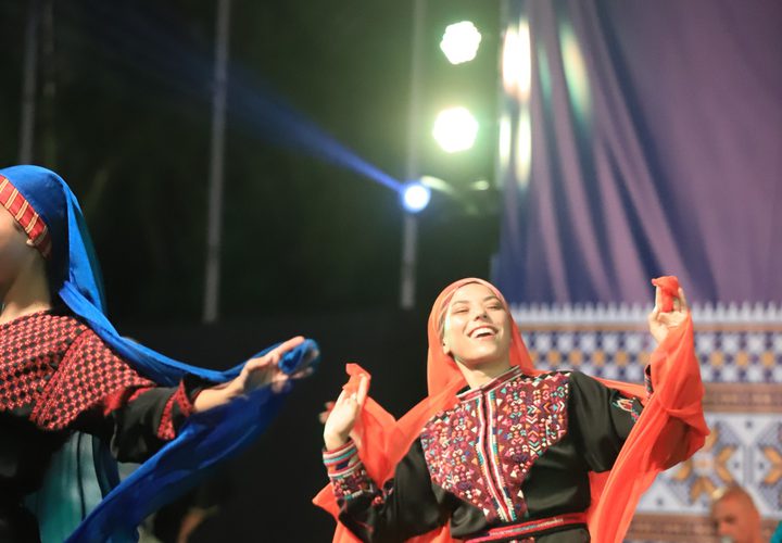 أحيت فرقة الحنونة الشعبية حفلا ثقافيا وطنيا في جامعة النجاح الوطنية على مسرح المرحوم حكمت المصري بحضور رئيس الجامعة أ.د عبد الناصر زيد و عدد من مساعديه وحشد كبير من الجمهور ،ويأتي هذا الحفل ضمن فعاليات حملة نورت النجاح إيذانا باستقبال الطلبة الجدد للفصل الدراسي 2023_2024.