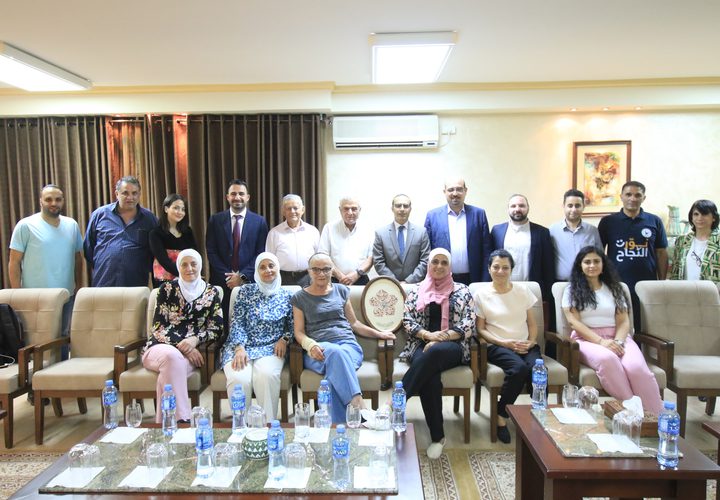 أحيت فرقة الحنونة الشعبية حفلا ثقافيا وطنيا في جامعة النجاح الوطنية على مسرح المرحوم حكمت المصري بحضور رئيس الجامعة أ.د عبد الناصر زيد و عدد من مساعديه وحشد كبير من الجمهور ،ويأتي هذا الحفل ضمن فعاليات حملة نورت النجاح إيذانا باستقبال الطلبة الجدد للفصل الدراسي 2023_2024.