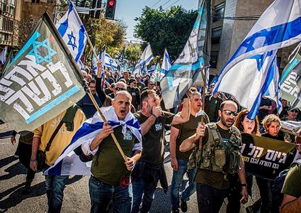 تحليلات إسرائيلية: تأثيرات إضعاف القضاء على الجيش تتجاوز تراجع كفاءاته