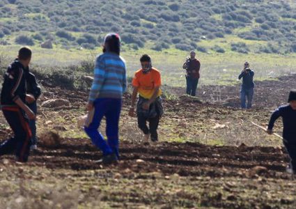 سلفيت : مستوطنون يسرقون سياجا من أراضي قرية فرخة