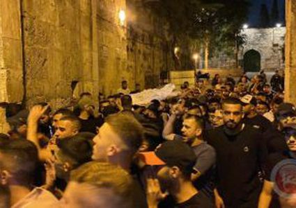 اهالي مدينة القدس يشيعون الشهيد حمزة أبو سنينة