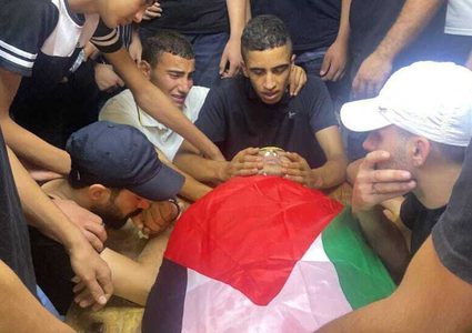 آلاف المواطنين يشيعون جثمان الشهيد أبو عصب في مخيم بلاطة