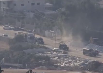 قوات الاحتلال تقتحم بيتا و تداهم مسجدا ومحلا تجاريا