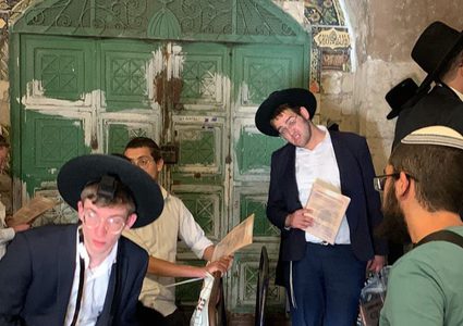 مستوطنون يعتدون على طفل مقدسي ويؤدون طقوساً تلمودية قرب الأقصى