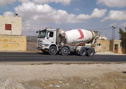 الاحتلال يستولي على خلاط باطون بمسافر يطا جنوب الخليل