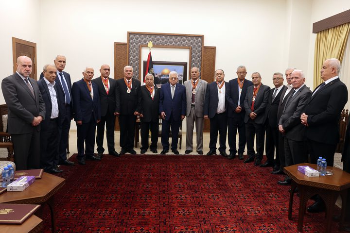 الرئيس يقلد عدداً من القادة والمناضلين المحافظين لمناسبة تقاعدهم