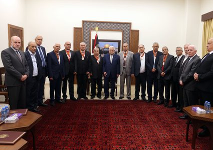 الرئيس يقلد عدداً من القادة والمناضلين المحافظين لمناسبة تقاعدهم