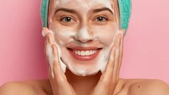 أخطاء يُحذّر أطباء الجلد من ارتكابها عند غسل الوجه