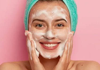 أخطاء يُحذّر أطباء الجلد من ارتكابها عند غسل الوجه