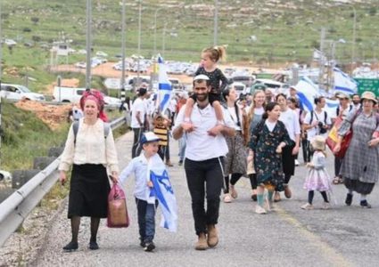 مستوطنون يقتحمون جبل صبيح في بيتا والاحتلال يواصل إغلاق البلدة