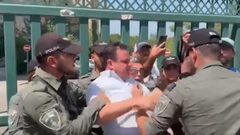 شرطة الاحتلال تعتدي على النائب أيمن عودة ومتظاهرين في القدس