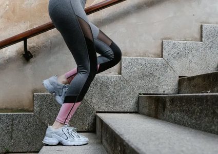 انتبه لها جيدا.. علامة على سرطان الجلد تظهر عند صعود الدرج