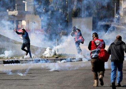 إصابة مواطن برصاص الاحتلال وآخرين بحالات اختناق شرق غزة